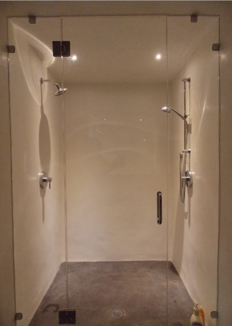 Foto de cuarto de baño actual de tamaño medio con puertas de armario de madera clara, bañera encastrada, ducha empotrada, paredes blancas, suelo de cemento, aseo y ducha y lavabo sobreencimera