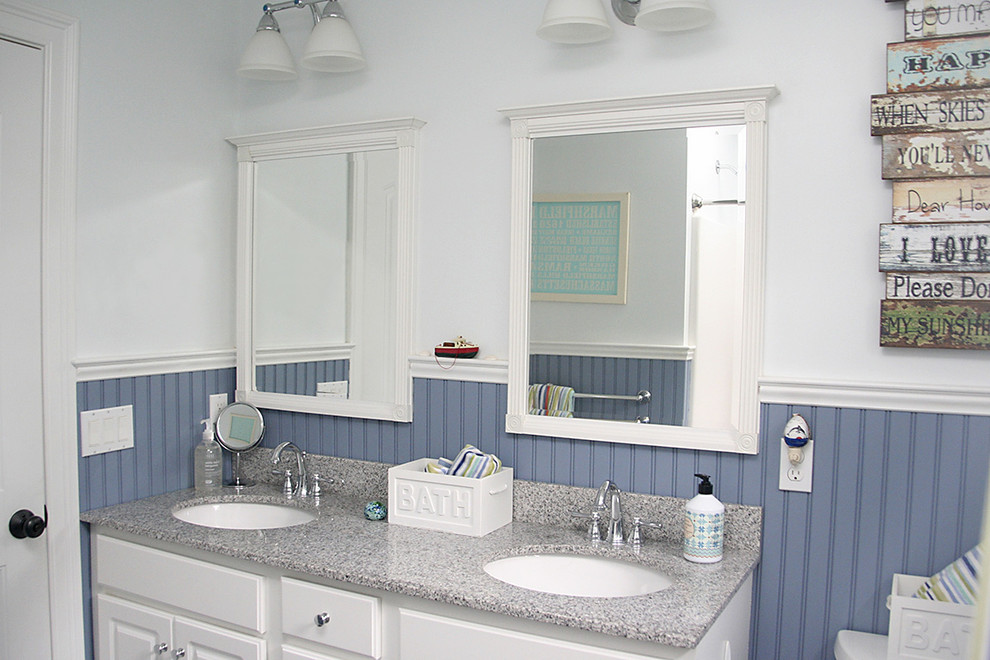 Foto de cuarto de baño principal costero grande con armarios con paneles empotrados, puertas de armario blancas, paredes blancas, lavabo encastrado y encimera de granito