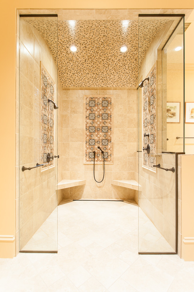 Exempel på ett mycket stort klassiskt en-suite badrum, med släta luckor, skåp i ljust trä, granitbänkskiva, en kantlös dusch, beige kakel, mosaik, beige väggar och klinkergolv i porslin