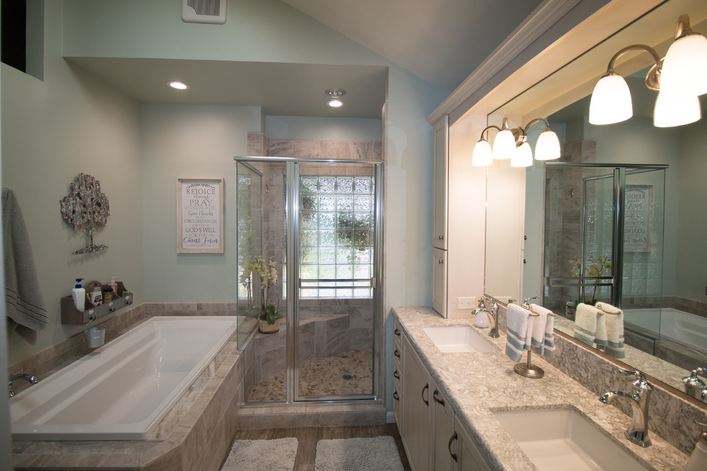Idéer för att renovera ett mellanstort vintage en-suite badrum, med luckor med infälld panel, skåp i slitet trä, gröna väggar, klinkergolv i porslin, ett undermonterad handfat, bänkskiva i kvarts och brunt golv
