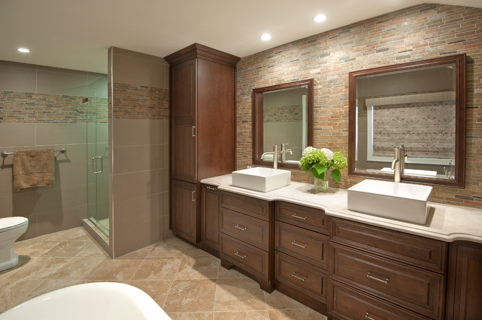 Ispirazione per una grande stanza da bagno design con consolle stile comò, top in marmo e piastrelle verdi