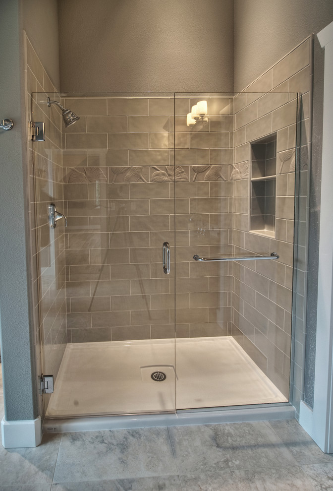 Inspiration för klassiska badrum, med en dusch i en alkov, grå kakel och cementkakel