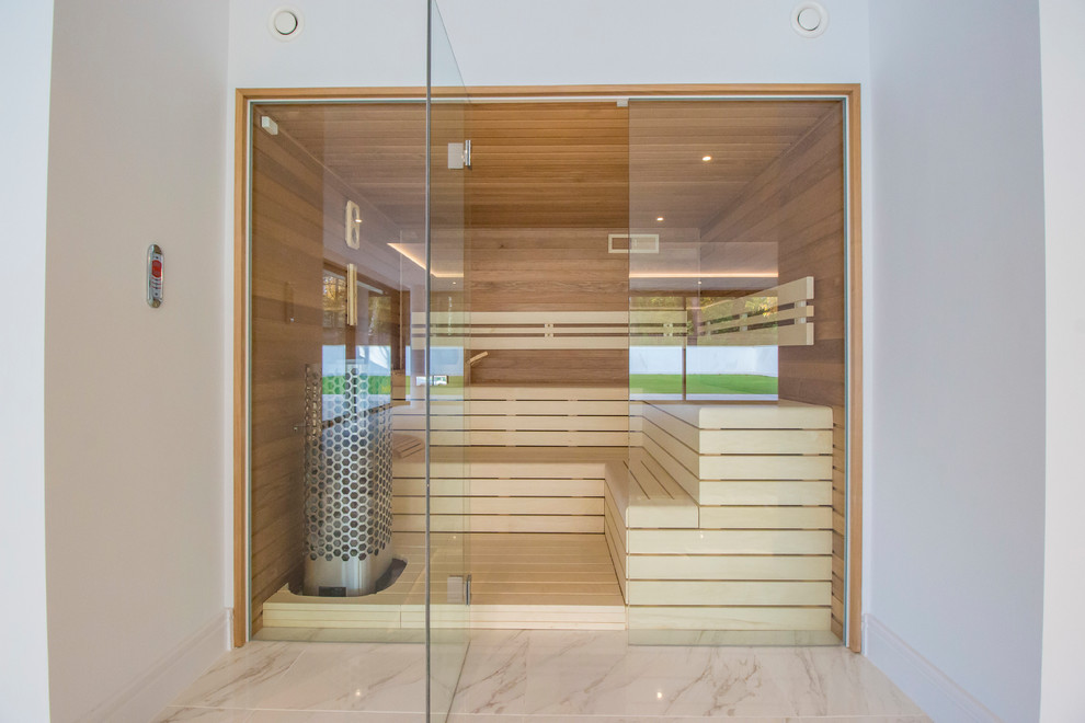 Diseño de sauna actual con paredes marrones y suelo beige