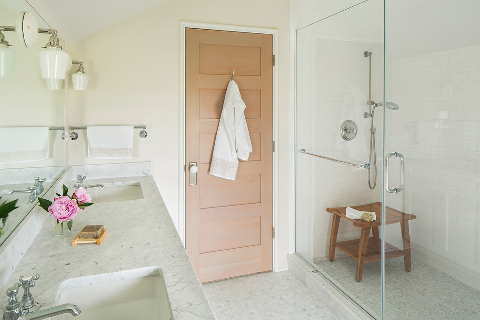 На фото: ванная комната в морском стиле с врезной раковиной, душем в нише, белой плиткой, плиткой кабанчик, бежевыми стенами, полом из мозаичной плитки, мраморной столешницей и унитазом-моноблоком