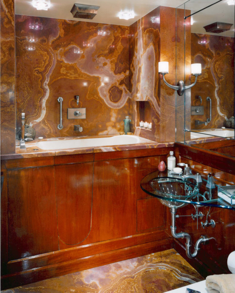 Idéer för ett mellanstort asiatiskt badrum, med ett integrerad handfat och bänkskiva i glas