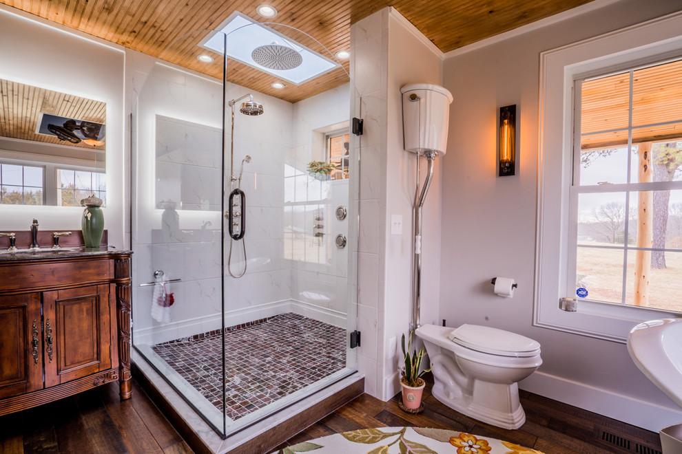 Immagine di una stanza da bagno padronale minimal con consolle stile comò, doccia ad angolo, parquet scuro e porta doccia a battente