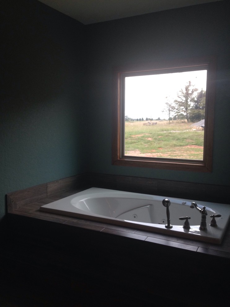Idee per una stanza da bagno padronale country con top piastrellato, vasca da incasso, piastrelle marroni, piastrelle in ceramica e pavimento con piastrelle in ceramica