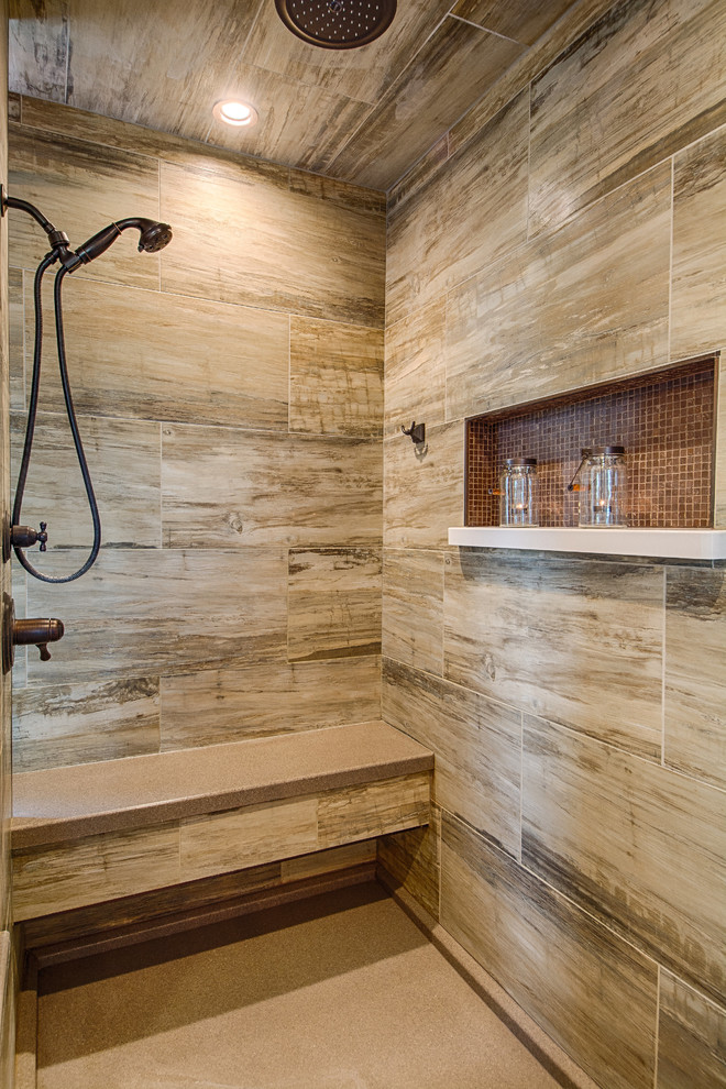 Idéer för ett stort klassiskt en-suite badrum, med luckor med upphöjd panel, skåp i mellenmörkt trä, ett platsbyggt badkar, en hörndusch, beige kakel, porslinskakel, beige väggar, ett fristående handfat, beiget golv och dusch med gångjärnsdörr