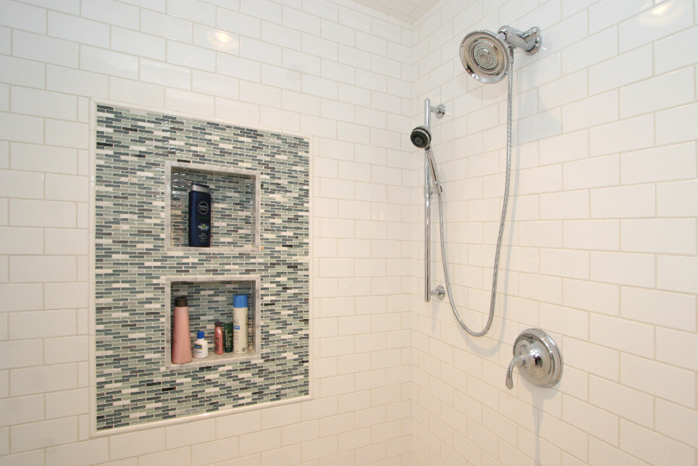 Immagine di una grande stanza da bagno padronale classica con ante in stile shaker, ante bianche, vasca da incasso, doccia alcova, pareti blu, pavimento in gres porcellanato e lavabo sottopiano