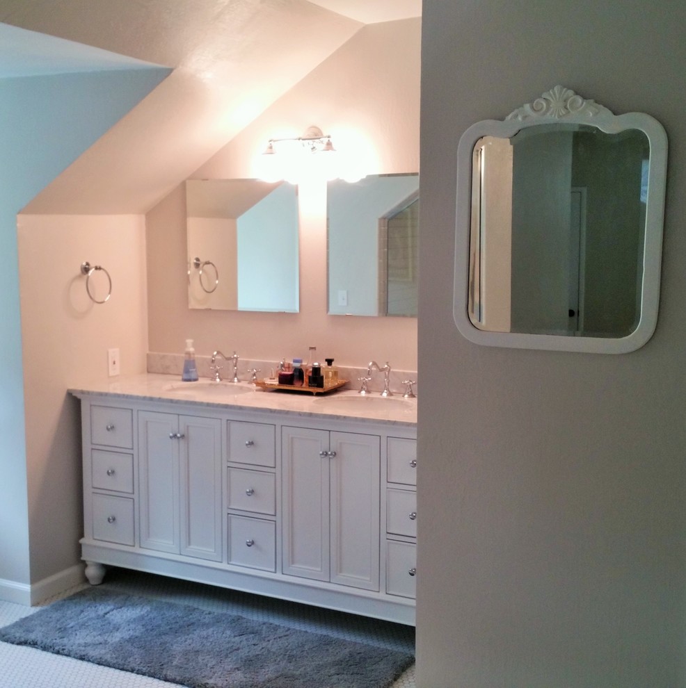 Стильный дизайн: ванная комната среднего размера в стиле кантри с фасадами в стиле шейкер, белыми фасадами, бежевыми стенами, полом из мозаичной плитки, душевой кабиной и врезной раковиной - последний тренд