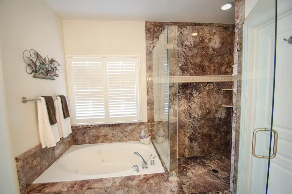 Exempel på ett mellanstort modernt en-suite badrum, med ett platsbyggt badkar, en hörndusch, beige kakel, brun kakel, stenhäll och vita väggar