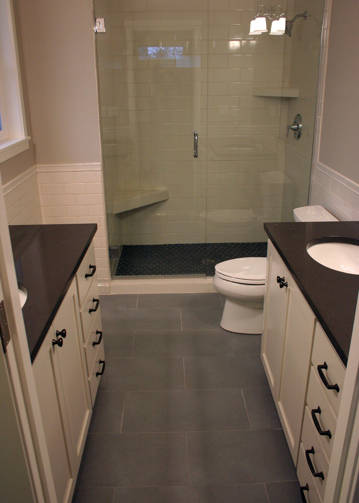 Exempel på ett mellanstort amerikanskt en-suite badrum, med ett undermonterad handfat, skåp i shakerstil, vita skåp, bänkskiva i kvarts, en dusch i en alkov, en toalettstol med separat cisternkåpa, vit kakel, keramikplattor, grå väggar och klinkergolv i porslin