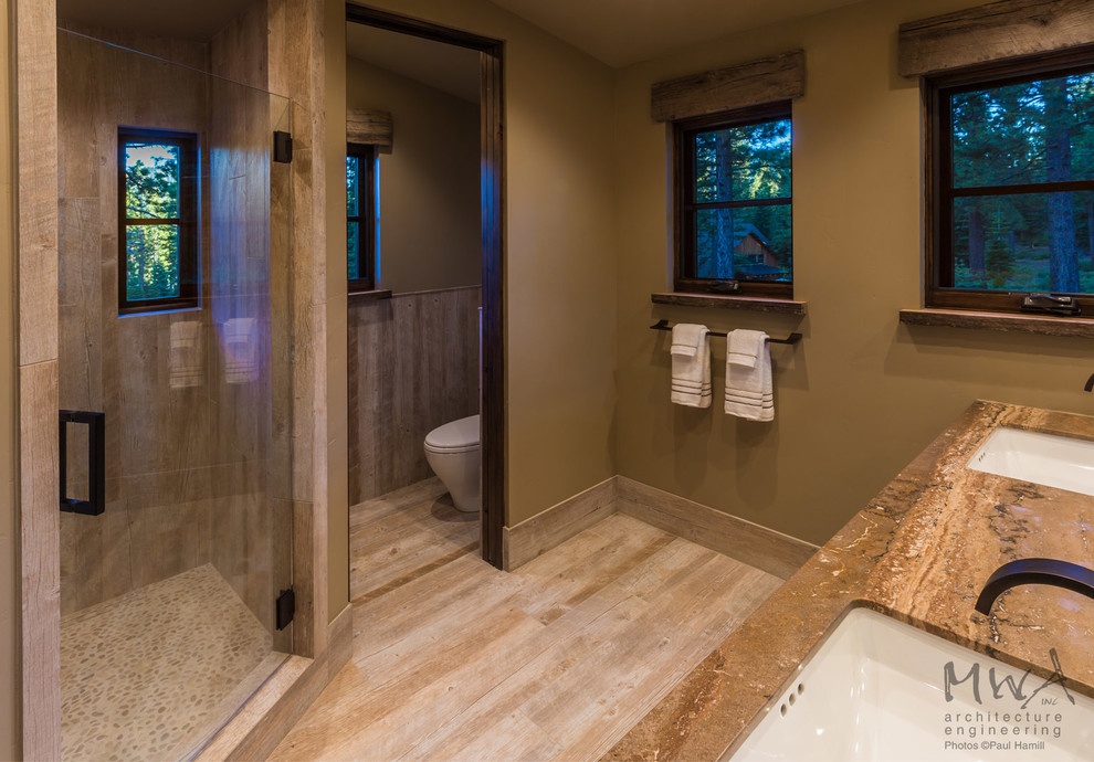 Пример оригинального дизайна: ванная комната среднего размера в современном стиле с душевой кабиной, врезной раковиной, душем в нише, зелеными стенами, раздельным унитазом, полом из керамогранита, коричневой плиткой, плиткой из сланца, бежевым полом, душем с распашными дверями и коричневой столешницей