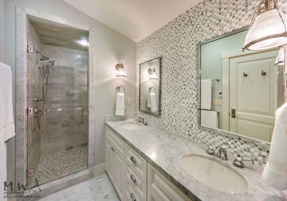 Idéer för ett stort modernt grå badrum med dusch, med ett undermonterad handfat, luckor med upphöjd panel, vita skåp, marmorbänkskiva, en dusch i en alkov, grå kakel, mosaik, grå väggar, marmorgolv, vitt golv och dusch med gångjärnsdörr