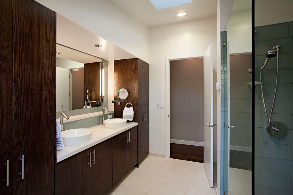 Modernes Badezimmer mit Aufsatzwaschbecken in Sacramento