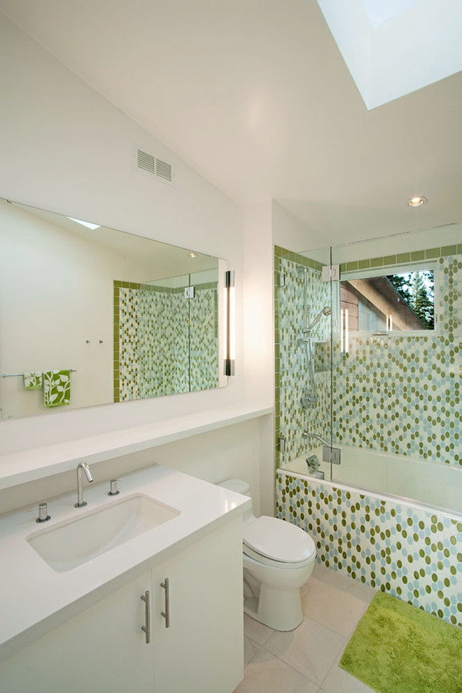 Идея дизайна: ванная комната в современном стиле с плиткой мозаикой, душем над ванной и врезной раковиной