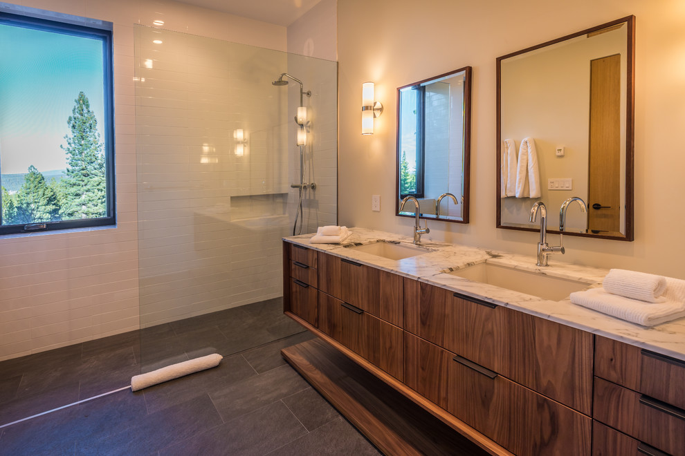 Esempio di una stanza da bagno padronale minimal con ante lisce, ante in legno chiaro, vasca freestanding, piastrelle in ceramica, lavabo sottopiano, top in quarzite e doccia aperta
