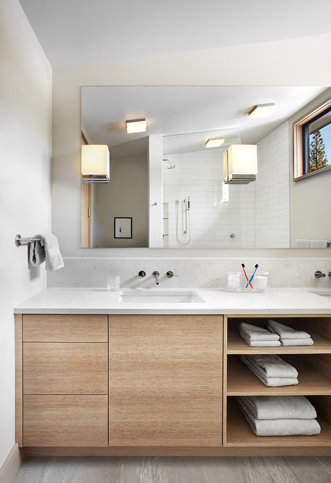 Идея дизайна: ванная комната в современном стиле с плоскими фасадами, врезной раковиной, фасадами цвета дерева среднего тона и белыми стенами