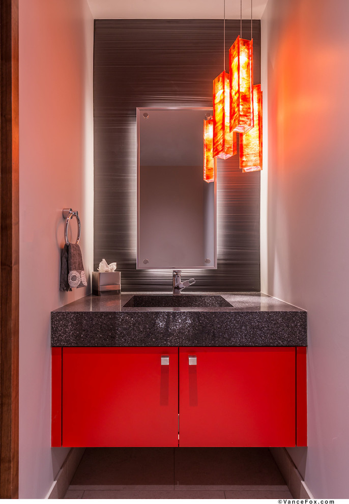 Kleines Modernes Badezimmer mit flächenbündigen Schrankfronten, roten Schränken und integriertem Waschbecken in Sacramento