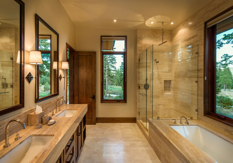 Immagine di una stanza da bagno classica con vasca sottopiano, doccia ad angolo, lavabo sottopiano e pavimento in marmo