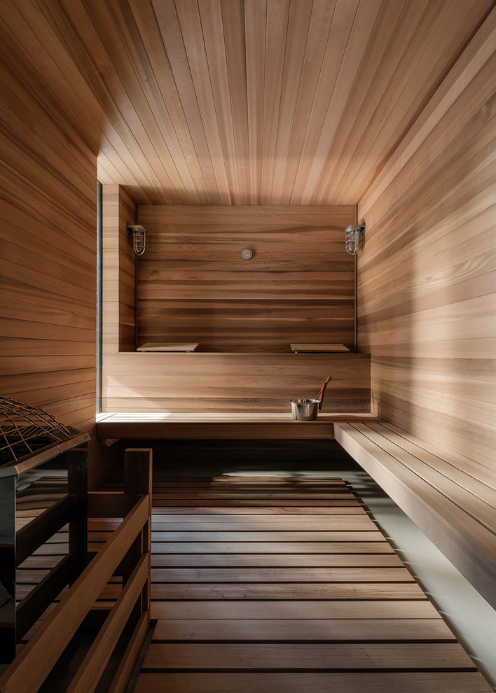 Mittelgroße Moderne Sauna mit brauner Wandfarbe, dunklem Holzboden und braunem Boden in San Francisco