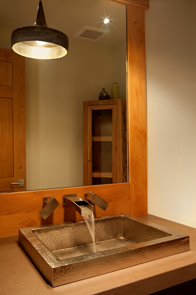 Foto di una stanza da bagno chic di medie dimensioni con top in cemento e pareti beige