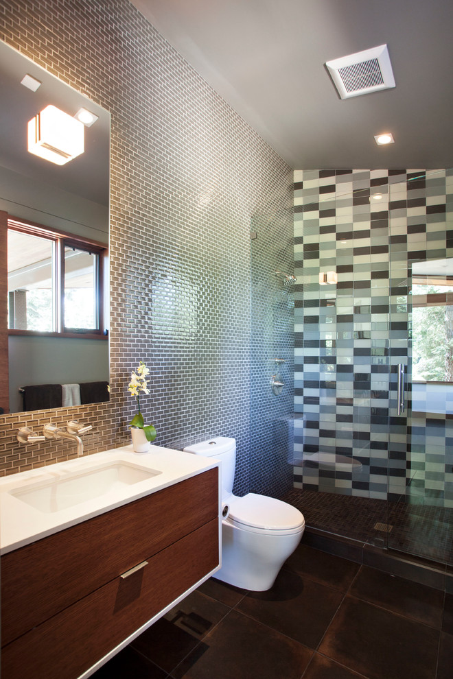 Источник вдохновения для домашнего уюта: ванная комната в современном стиле с врезной раковиной, плоскими фасадами, темными деревянными фасадами, душем в нише, раздельным унитазом и разноцветной плиткой