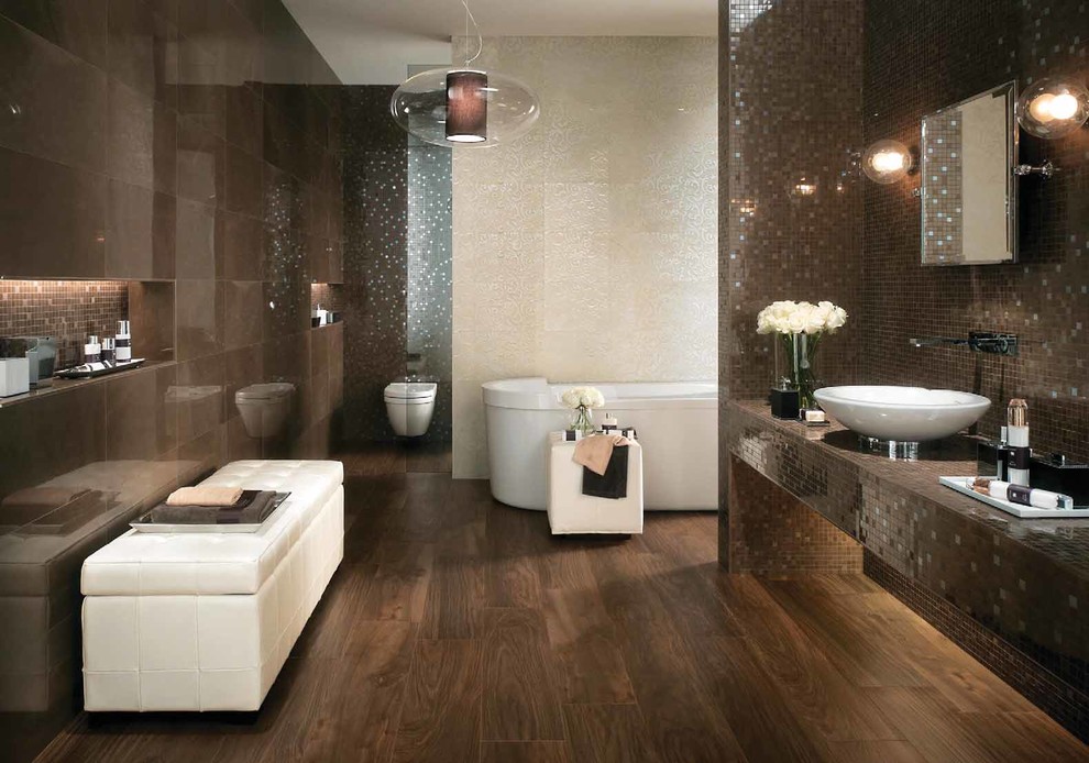 Источник вдохновения для домашнего уюта: ванная комната в современном стиле с отдельно стоящей ванной, коричневой плиткой, плиткой мозаикой, коричневыми стенами, темным паркетным полом, настольной раковиной и коричневым полом