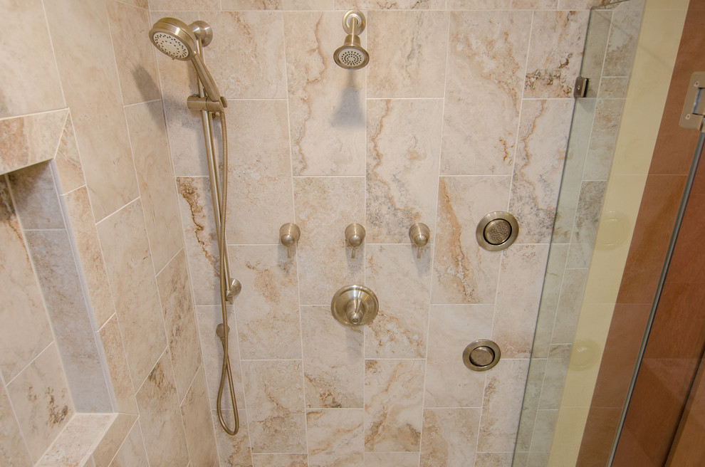 Inredning av ett modernt stort en-suite badrum, med luckor med infälld panel, skåp i mellenmörkt trä, granitbänkskiva, beige kakel, porslinskakel, en dubbeldusch, ett undermonterad handfat, gula väggar och klinkergolv i porslin