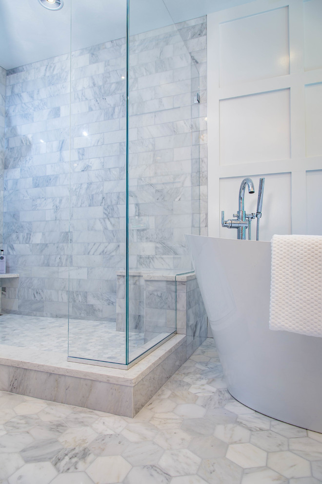 Inredning av ett klassiskt stort en-suite badrum, med skåp i shakerstil, vita skåp, ett fristående badkar, en hörndusch, en toalettstol med separat cisternkåpa, grå kakel, stenkakel, lila väggar, marmorgolv, ett undermonterad handfat och marmorbänkskiva