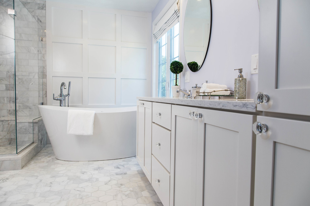 Aménagement d'une grande salle de bain principale classique avec un placard à porte shaker, des portes de placard blanches, une baignoire indépendante, une douche d'angle, WC séparés, un carrelage gris, un carrelage de pierre, un mur violet, un sol en marbre, un lavabo encastré et un plan de toilette en marbre.