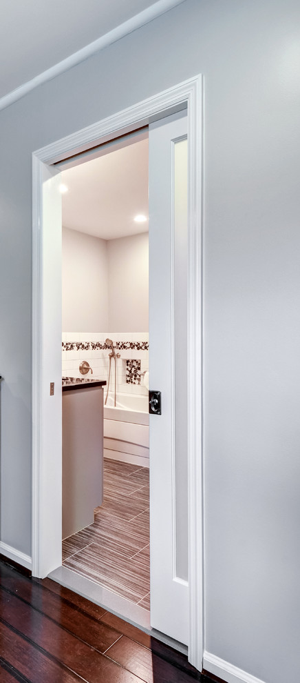 Стильный дизайн: главная ванная комната в классическом стиле с плоскими фасадами, серыми фасадами, накладной ванной, душем без бортиков, белой плиткой, керамогранитной плиткой, полом из керамогранита, врезной раковиной, разноцветным полом, открытым душем, унитазом-моноблоком, серыми стенами, столешницей из искусственного кварца и серой столешницей - последний тренд