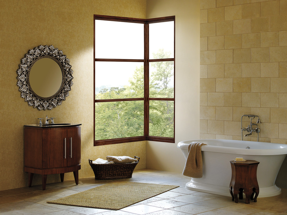 Idées déco pour une grande salle de bain contemporaine avec une baignoire indépendante, un carrelage beige et un mur beige.