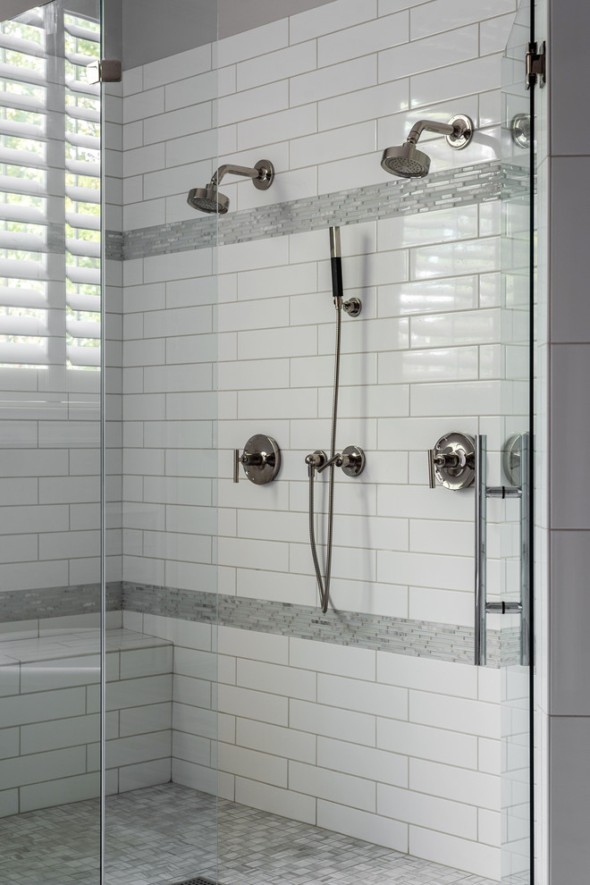Klassisk inredning av ett stort grå grått en-suite badrum, med grå skåp, ett fristående badkar, en kantlös dusch, grå kakel, perrakottakakel, grå väggar, klinkergolv i porslin, ett undermonterad handfat, bänkskiva i kvarts, grått golv och dusch med gångjärnsdörr