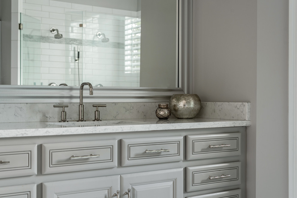 Idéer för att renovera ett stort vintage grå grått en-suite badrum, med grå skåp, ett fristående badkar, en kantlös dusch, grå kakel, perrakottakakel, grå väggar, klinkergolv i porslin, ett undermonterad handfat, bänkskiva i kvarts, grått golv och dusch med gångjärnsdörr