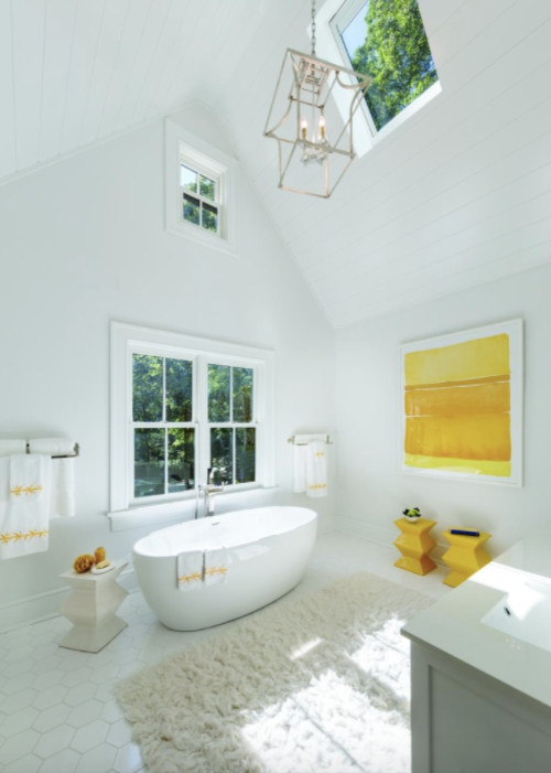 Idee per una grande stanza da bagno padronale minimalista con ante in stile shaker, ante grigie, vasca freestanding, pareti bianche, lavabo sottopiano, top in quarzite e pavimento bianco