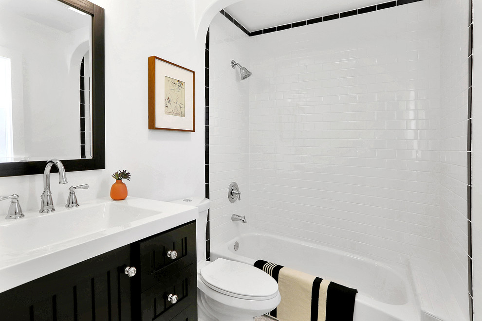 Idee per una stanza da bagno eclettica con lavabo integrato