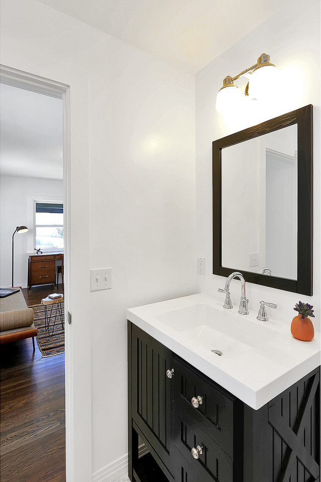 На фото: ванная комната в стиле фьюжн с монолитной раковиной с