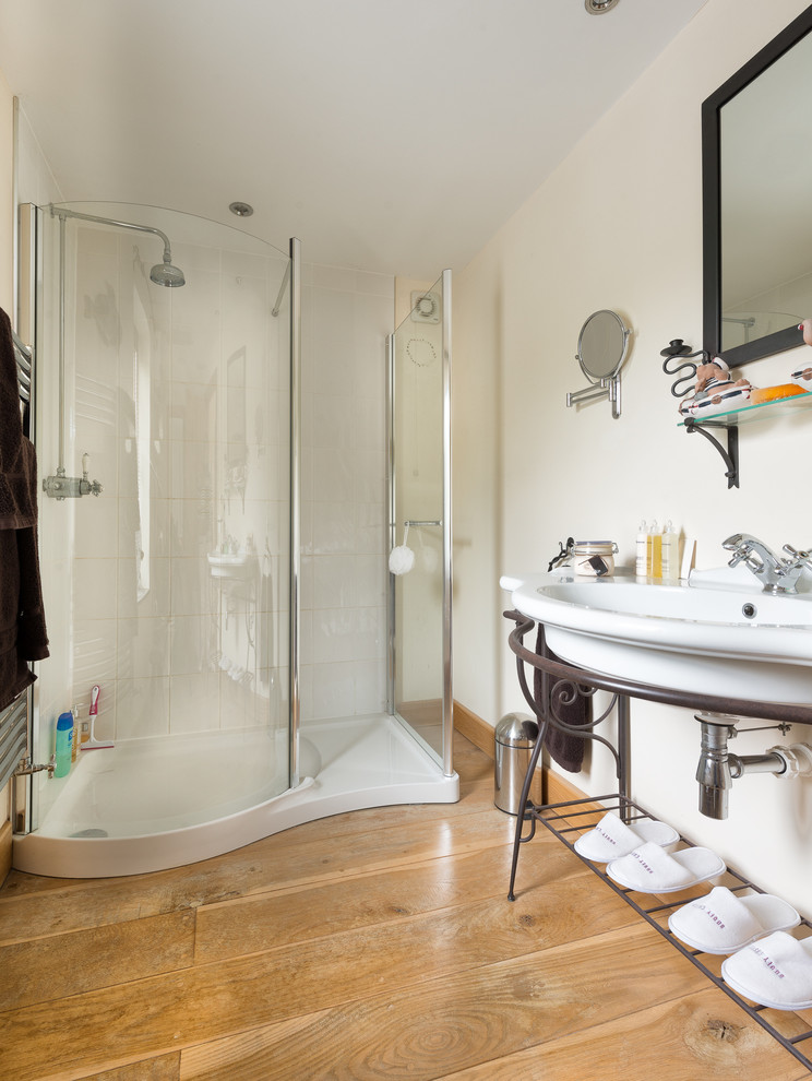 Aménagement d'une salle de bain campagne de taille moyenne avec une douche d'angle, un carrelage blanc, des carreaux de céramique et un sol en bois brun.