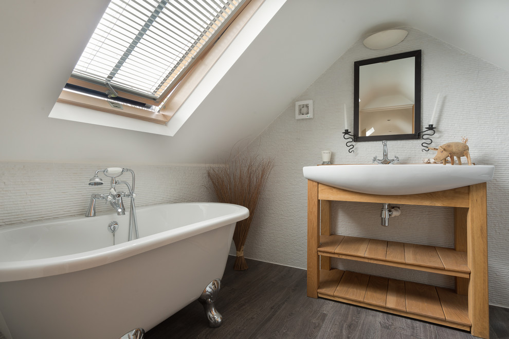 Mittelgroßes Country Badezimmer mit weißen Fliesen, Keramikfliesen, dunklem Holzboden, offenen Schränken und Löwenfuß-Badewanne in Devon