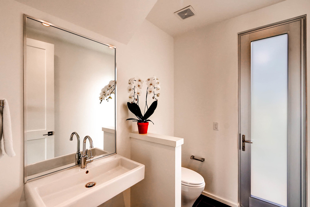 Großes Modernes Badezimmer En Suite mit Schrankfronten im Shaker-Stil, Wandtoilette mit Spülkasten, Metrofliesen, weißer Wandfarbe, Keramikboden, Aufsatzwaschbecken und Quarzwerkstein-Waschtisch in Austin