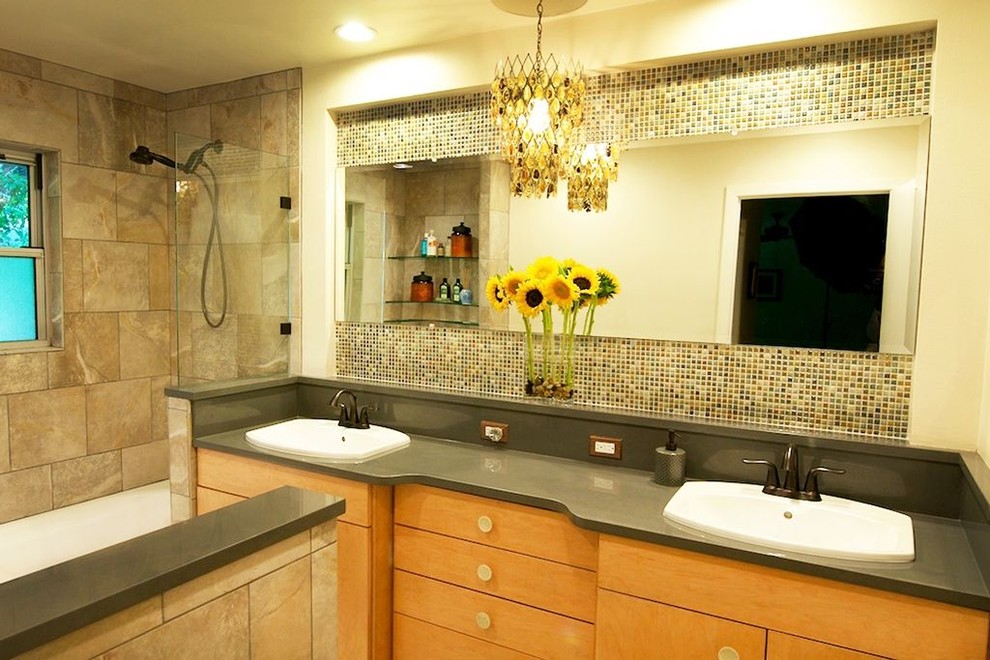Idee per una stanza da bagno padronale moderna con ante lisce, ante in legno chiaro, piastrelle a mosaico, pareti beige, lavabo da incasso e top in quarzite
