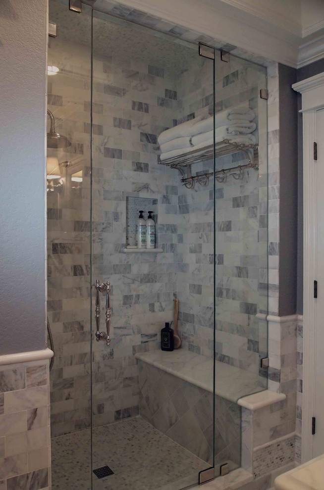 Stilmix Badezimmer mit Duschnische, grauer Wandfarbe und Keramikboden in Austin