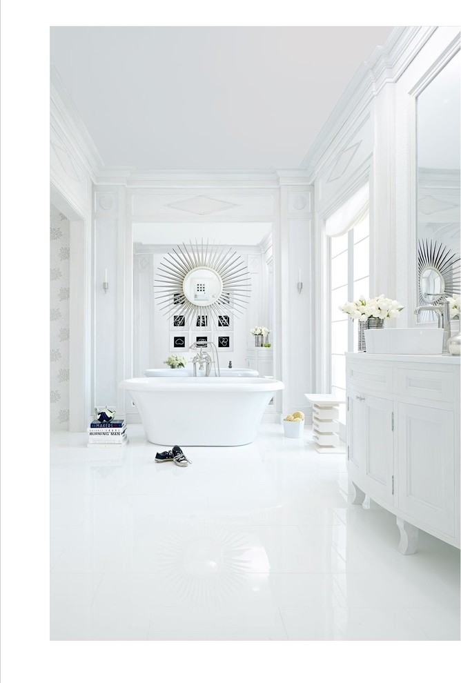 Klassisches Badezimmer mit weißen Fliesen, Steinfliesen, weißer Wandfarbe und Marmorboden in Washington, D.C.
