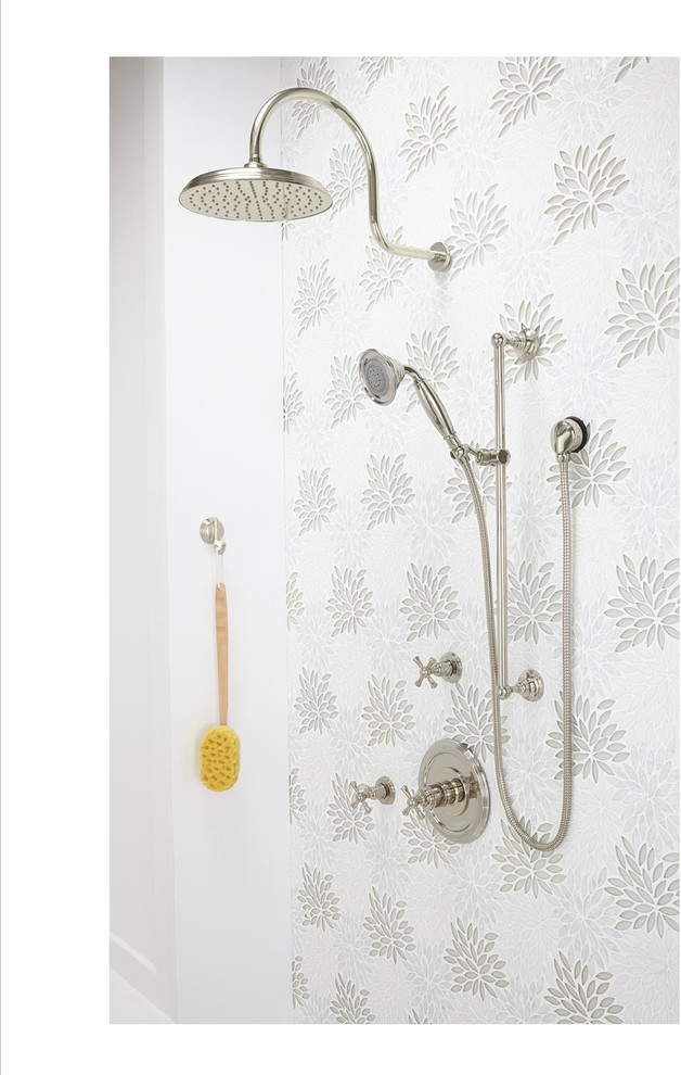 Klassisk inredning av ett badrum, med en öppen dusch, vit kakel och vita väggar