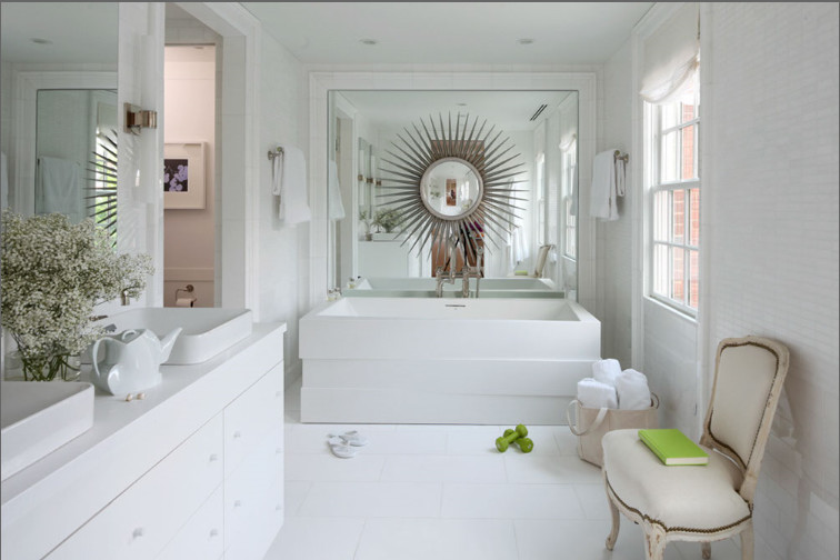 На фото: огромная главная ванная комната в классическом стиле с плоскими фасадами, белыми фасадами, отдельно стоящей ванной, белой плиткой, каменной плиткой, белыми стенами, мраморным полом, настольной раковиной и мраморной столешницей с