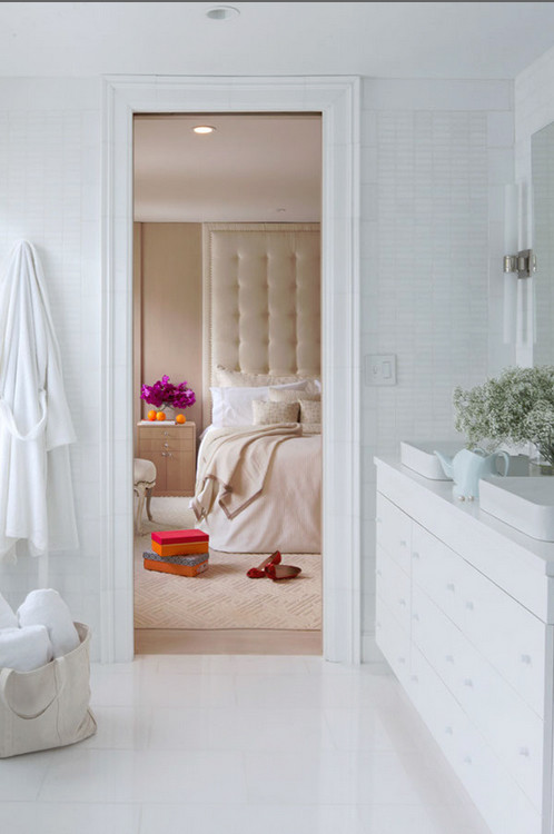 Idee per una stanza da bagno chic con ante lisce, ante bianche, piastrelle bianche, piastrelle in pietra, pareti bianche, pavimento in marmo, lavabo a bacinella e top in marmo