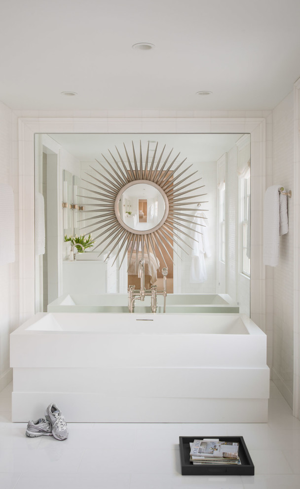 Foto de cuarto de baño principal tradicional renovado con bañera exenta, baldosas y/o azulejos blancos, paredes blancas y lavabo sobreencimera