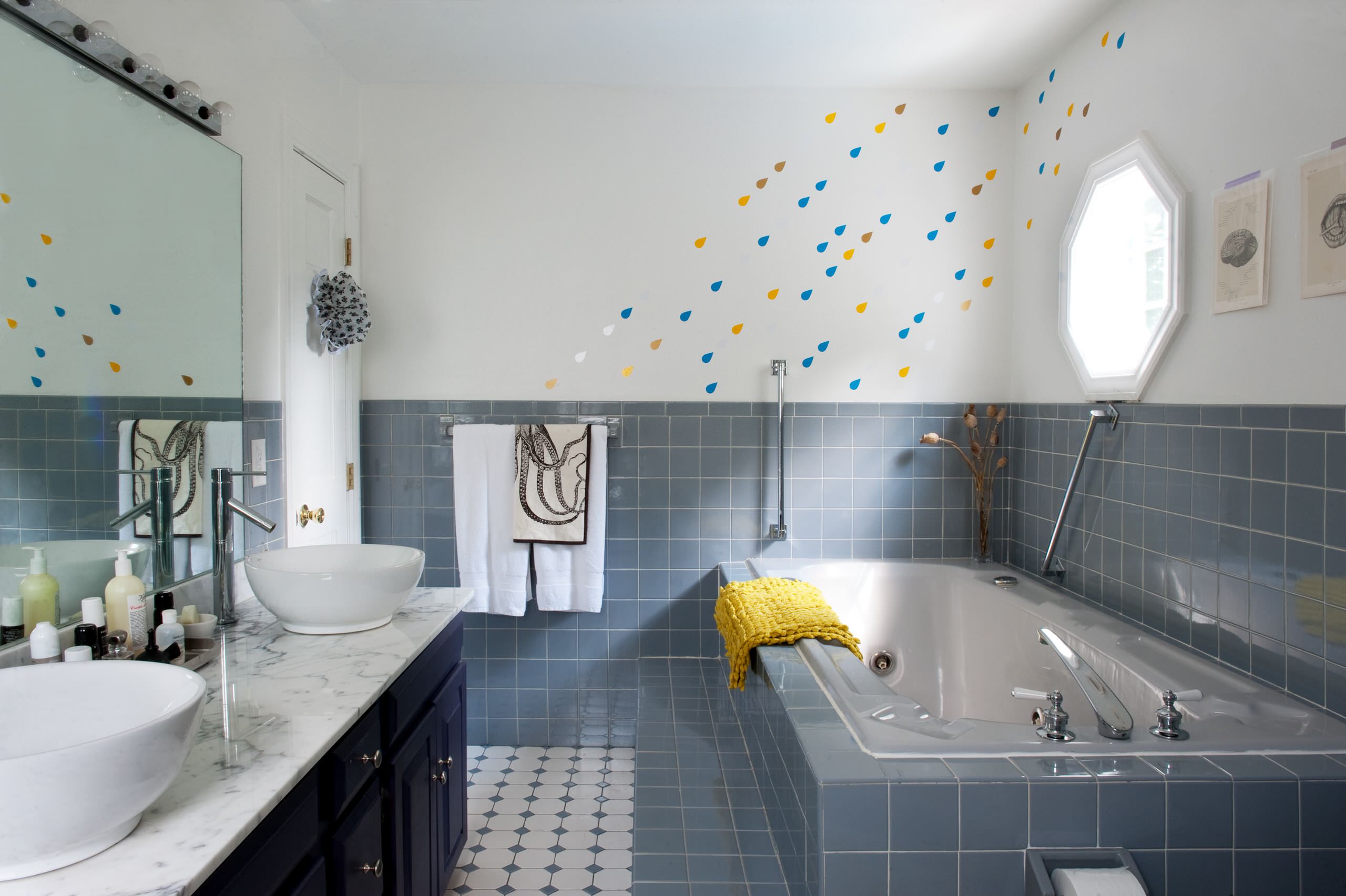 дизайн ванны с краской на стенах