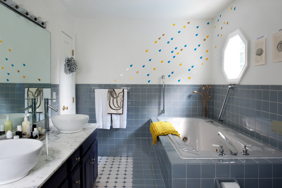 ボストンにあるコンテンポラリースタイルのおしゃれな浴室 (ベッセル式洗面器) の写真